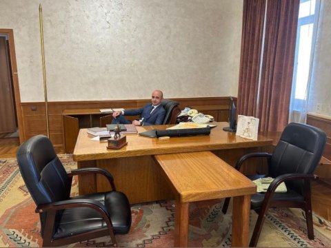 Jurnalist Arayikin Xankəndidəki kreslosunda əyləşdi - FOTO