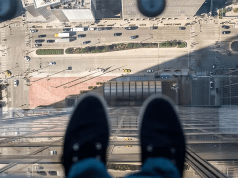 Tanışını altıncı mərtəbədən atan şəxsin məhkəməsi başlayır