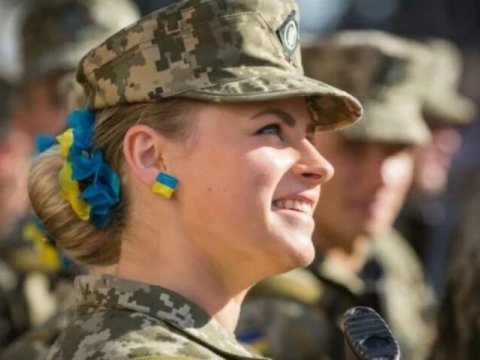 Ukrayna ordusunda döyüşə gedən qadınların sayı artıb