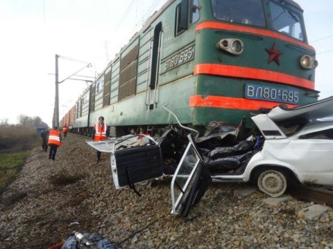 Azərbaycanda teplovoz maşınla toqquşdu