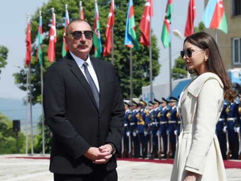 Parlament Prezident və birinci xanımı təbrik etdi