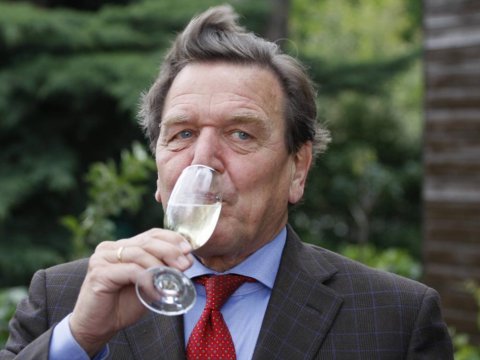 Rusiyameylli eks-kanslerin şam yeməyində skandal - Polislər gəldi