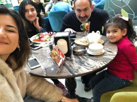 Paşinyan Strasburqa 3 qızı ilə gedibmiş - VİDEO