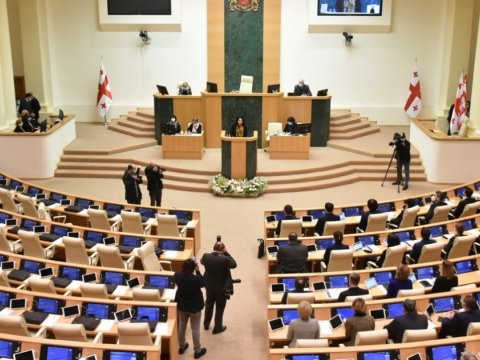 Parlament prezidentin impiçmenti məsələsinin müzakirəsinə başladı