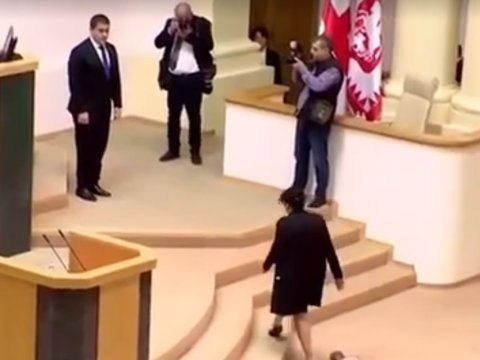 Bizə xəngəl və xaçapuriyə yox, Konstitusiyaya görə hörmət edin - Spiker