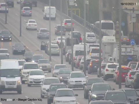 Bakıda körpüdə qəza tıxaca səbəb oldu