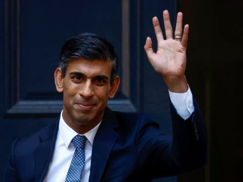 Baş nazir malikanəsinin ətrafına taxta hasar çəkdirmək istəyir