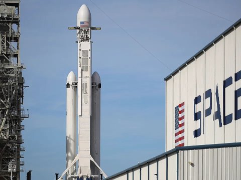 “SpaceX” raketi 23 “Starlink” peykini orbitə çıxardı