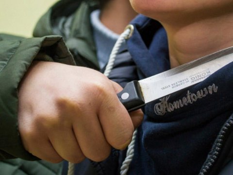 Ağdaşda məktəbli oğlan anasını bıçaqladı