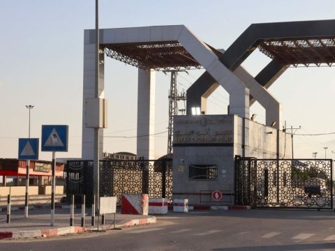 Humanitar yardım daşıyan yük maşınları 