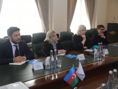 Miyatovic Ermənistandan olan bir qrup azərbaycanlı qaçqınla görüşdü - FOTOLAR