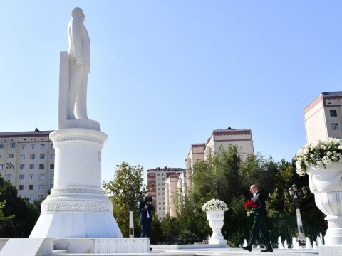Prezident Sumqayıtda Heydər Əliyevin abidəsini ziyarət etdi
