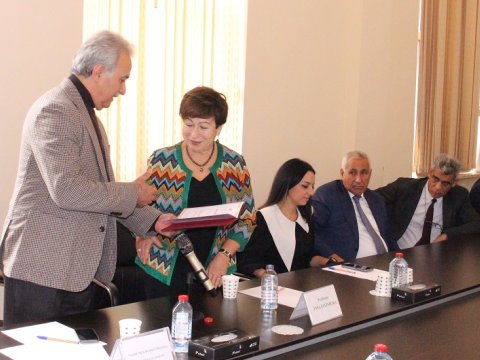 Latviyalı professora İqtisadiyyat İnstitutunun “Fəxri doktoru” adı verilib