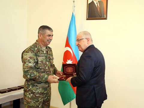 Zakir Həsənov müdafiə nazirləri və generalları medalla TƏLTİF ETDİ