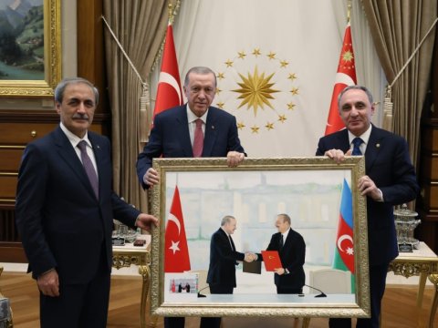 Kamran Əliyev Ərdoğana tarixi rəsm əsəri təqdim etdi