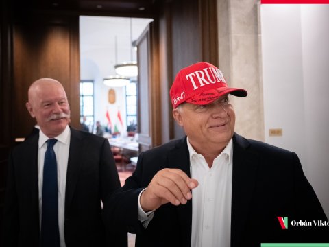 Tramp Orbana papaq yolladı - Poçtla