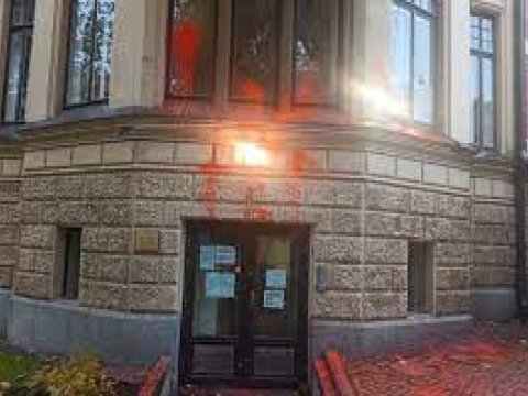 Türkiyə səfirliyinə hücum edildi