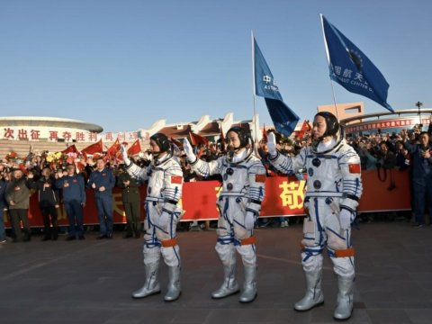 Çin növbəti astronavtları kosmosa göndərdi