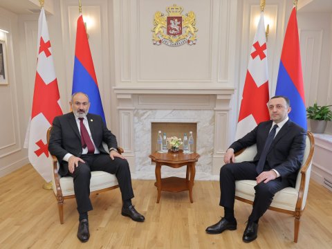 Qaribaşvili Paşinyanla regionu müzakirə etdi 