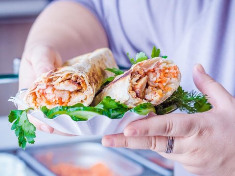 Dönərdən zəhərlənən 20 şagird evə buraxıldı