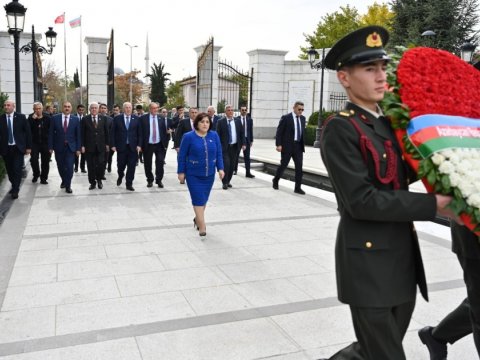 Sahibə Qafarova Ulu Öndərin abidəsini ziyarət etdi 