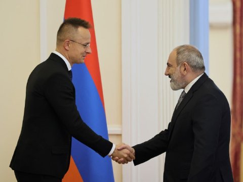 Paşinyan Macarıstan XİN başçısı ilə görüşdü