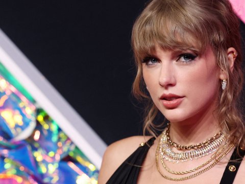 Məşhur müğənni milyarder oldu