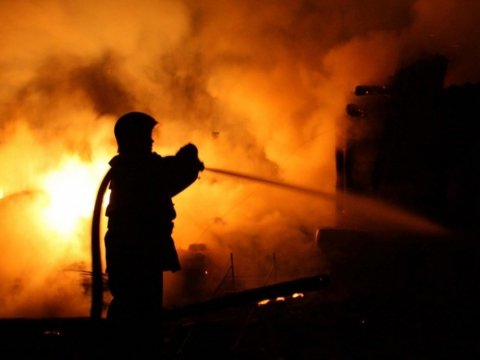 Sumqayıtda köhnə zavod YANIR