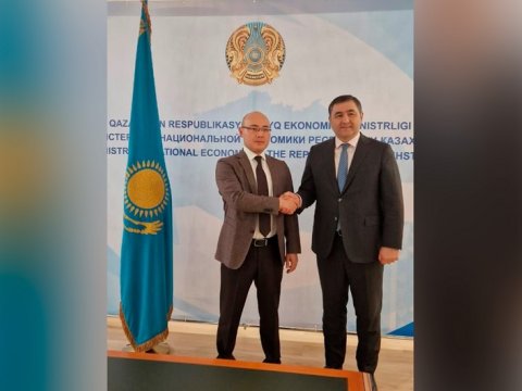 Səfirimiz Qazaxıstanın iqtisadiyyat naziri ilə görüşdü