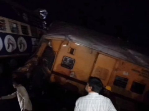 İki qatar toqquşdu - 6 ölü, 18 yaralı