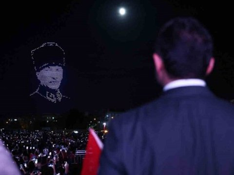 Minlərlə dron Atatürkü göstərdi - VİDEO