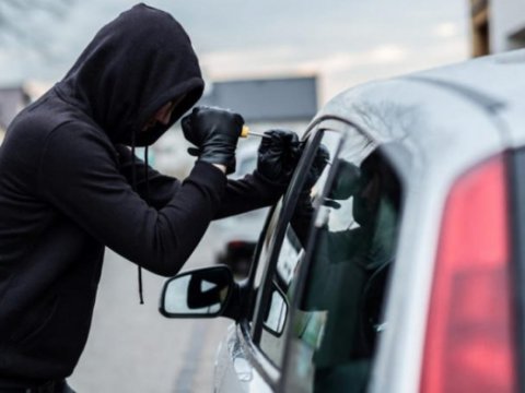 Keçmiş məhkum maşından pul və telefon oğurladı