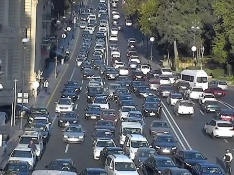 Bakının 21 əsas yolunda TIXAC var