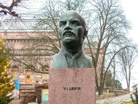 Bələdiyyə sədri Lenin abidəsini sökmək istədi, məhkəmə qoymadı