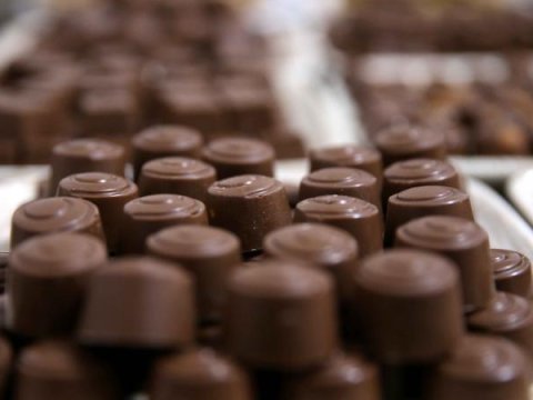 Saxta silahla şokalad oğurluğu