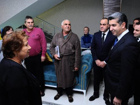 İcra başçısı turistlərlə - “Nur Naftalan”da
