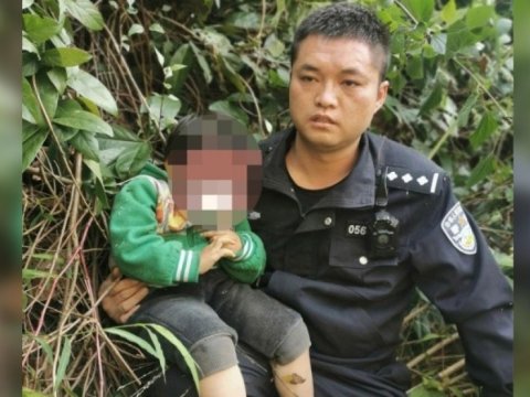 Meymun üç yaşlı qızı qaçırdı