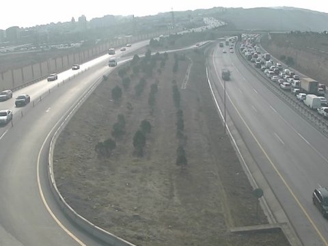 Dairəvi yolda qəza tıxac yaratdı