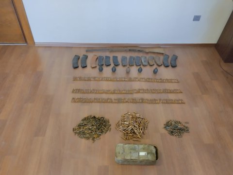 Naftalanda xeyli silah-sursat könüllü polisə verildi