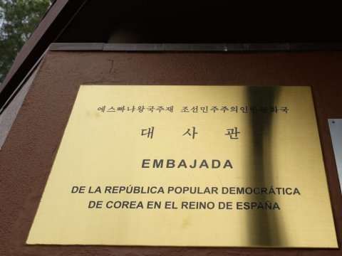 KXDR diplomatik nümayəndəliklərini bağlayır