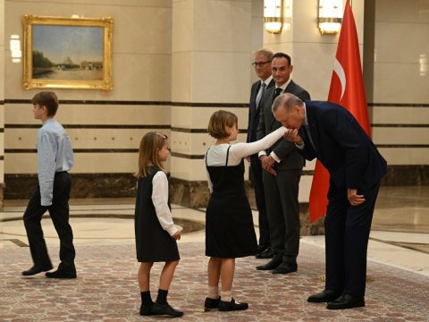 Ərdoğan kiçik qonaqlarını belə qarşılaşdı - FOTO