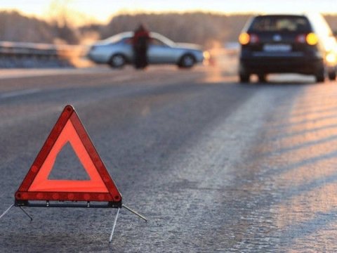 Traktor minik maşını ilə toqquşdu - Yaralılar var