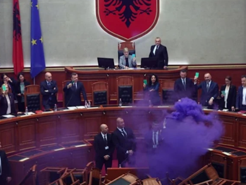 Deputatlar parlamentin iclasında tüstü bombaları atdılar