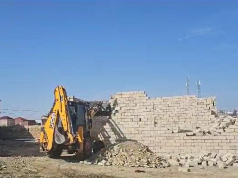 Abşeronda qanunsuz tikililər söküldü - VİDEO