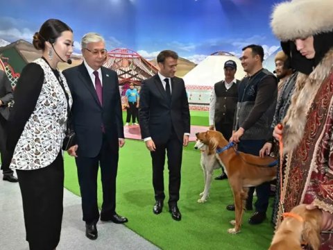 Tokayev Makronu “Etnoaul”da gəzdirib - FOTO