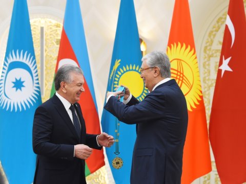 Mirziyoyevə Türk Dünyasının Ali Ordeni təqdim edildi - FOTOLAR