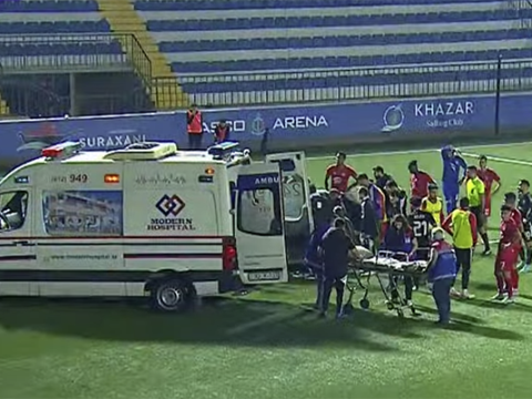 Oyun zamanı qorxulu anlar: Tanınmış futbolçu huşunu itirdi - VİDEO