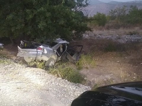 Minik maşını traktora çırpıldı - Ölən var