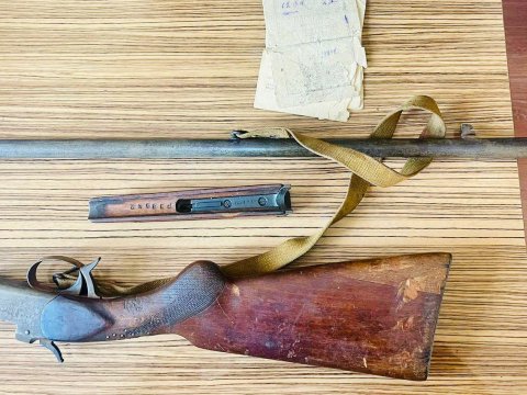 Bakı sakini ölən atasının tüfəngini polisə təhvil verdi - FOTO