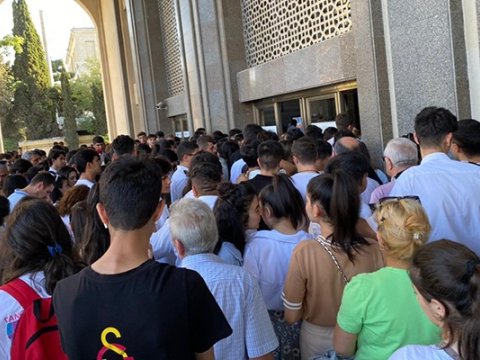 Metroya sərnişinlərin növbə ilə buraxılmasının SƏBƏBİ